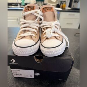 Size 10 Converse woman’s ctas Madison mid